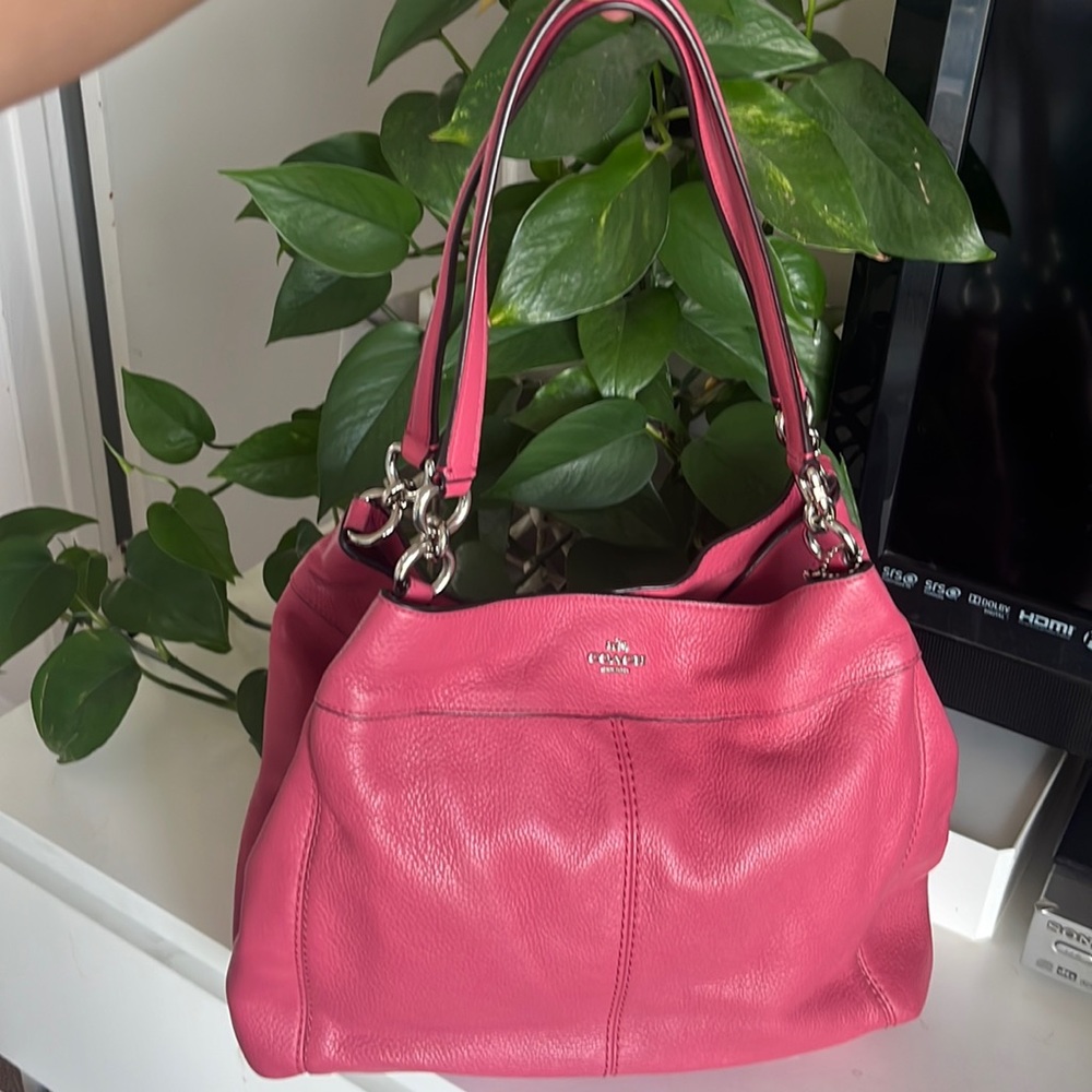 Beautiful coach purse . Great condition . Pink color